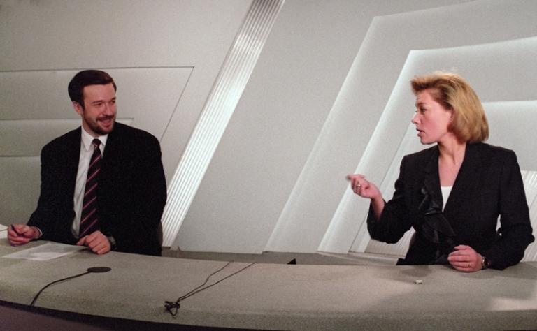 На фото: спортивный комментатор Василий Кикнадзе и Арина Шарапова в прямом эфире программы &laquo;Время&raquo;, 1998 год.