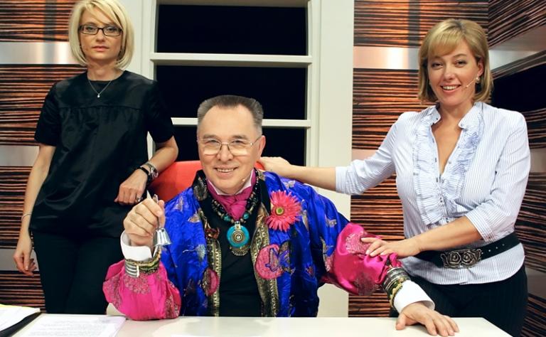 На фото: главный редактор журнала &laquo;Officiel&raquo; Эвелина Хромченко, модельер Слава Зайцев и телеведущая Арина Шарапова ( слева направо) во время съемок программы &laquo;Модный приговор&raquo; на Первом канале российского телевидения, 2007 год.