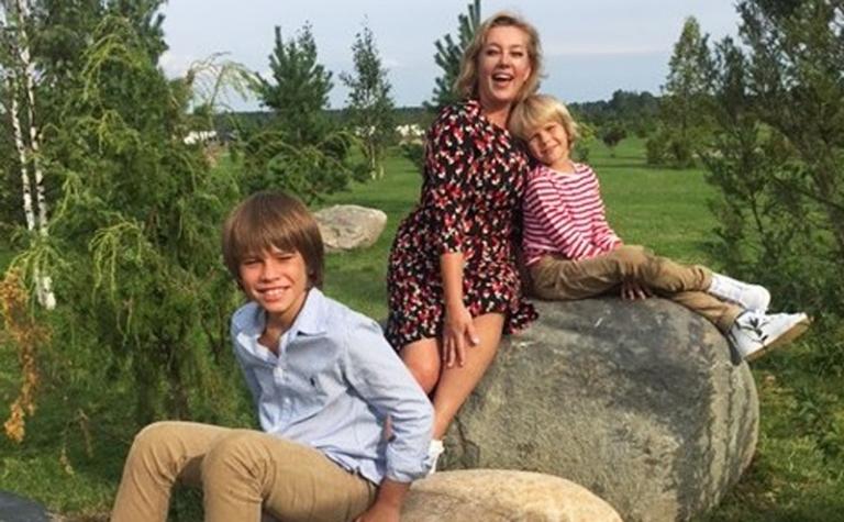 На фото: Арина Шарапова с внуками