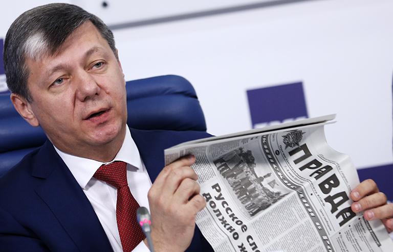 На фото: заместитель председателя ЦК КПРФ Дмитрий Новиков на пресс-конференции, посвященной презентации программы КПРФ по охране здоровья граждан, 2016