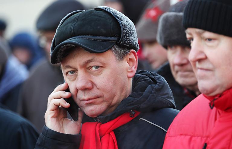 На фото: заместитель председателя ЦК КПРФ Дмитрий Новиков во время демонстрации 