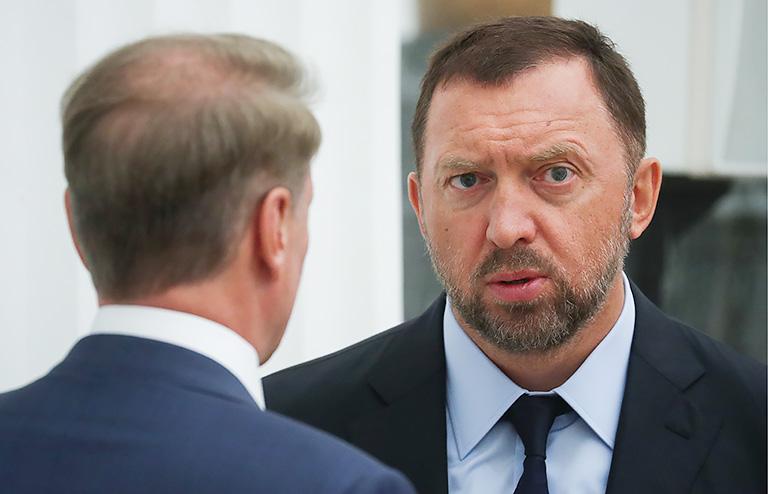 На фото: президент, председатель правления Сбербанка России Герман Греф и президент компании "Русал", председатель наблюдательного совета ООО "Компания "Базовый элемент" Олег Дерипаска (слева направо) перед встречей президента России Владимира Путина с представителями российских деловых кругов и объединений в Кремле