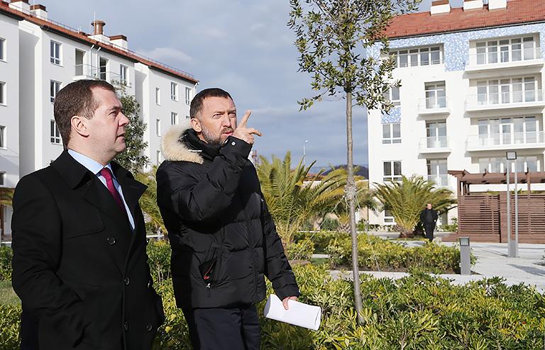 На фото: премьер-министр РФ Дмитрий Медведев и председатель наблюдательного совета ОАО "Компания "Базовый Элемент" Олег Дерипаска (слева направо) во время посещения олимпийской деревни в Прибрежном кластере, Сочи. 16 декабря