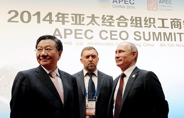 На фото: председатель Китайского комитета содействия развитию международной торговли (ККСРМТ) Цзян Цзэнвэй, председатель правления, генеральный директор ОК "РУСАЛ" Олег Дерипаска и президент России Владимир Путин (слева направо) Пекин. 10 ноября, 2014
