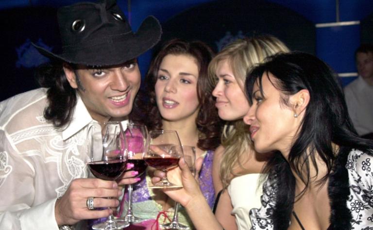 На фото: певец Филипп Киркоров (на снимке слева) и участницы группы "ВИА Гра" - Анна Седокова, Вера Брежнева и Надежда Грановская (слева направо)