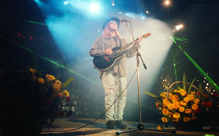 На фото: певец Владимир Пресняков на сцене зала "России" во время презентации первого Международного союза деятелей эстрадного искусства, созданного Махмудом Эсамбаевым. Спонсор - фирма "Ангажемент". 1992 год