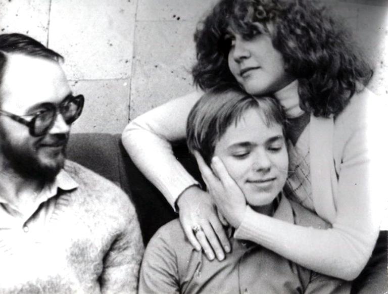 На фото: Владимир Пресняков в детстве с родителями