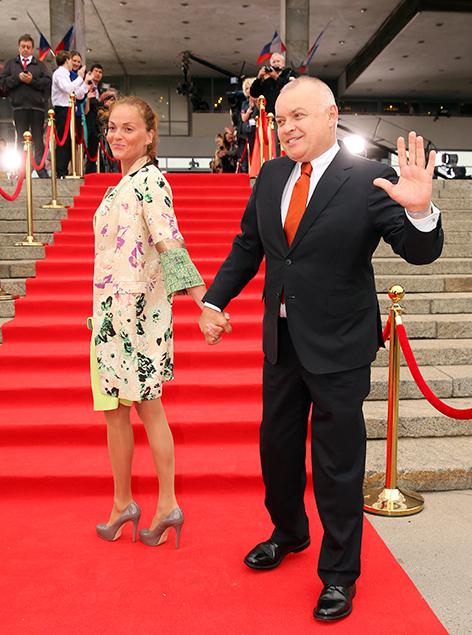 На фото: генеральный директор международного информационного агентства "Россия сегодня" Дмитрий Киселев с супругой Марией перед началом церемонии вручения премии "ТЭФИ-2014" в Останкино.