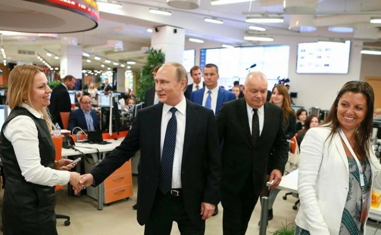 На фото: президент России Владимир Путин (второй слева) во время посещения Международного информационного агентства "Россия сегодня". Главный редактор RT и МИА &laquo;Россия сегодня&raquo; Маргарита Симоньян (справа) и генеральный директор МИА &laquo;Россия сегодня&raquo; Дмитрий Киселев (2-й справа), 2016 год.