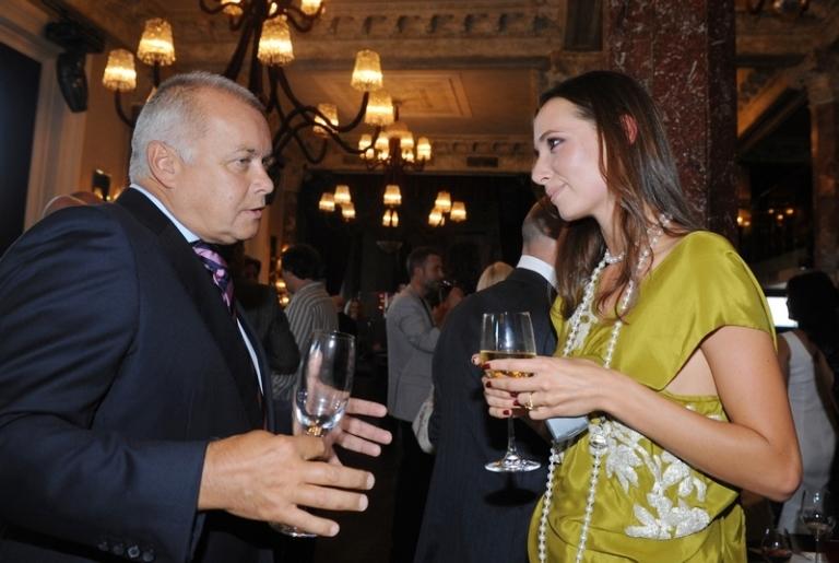 На фото: телеведущие Дмитрий Киселев и Дарья Спиридонова на праздновании 45-летия радиостанции &laquo;Маяк&raquo; в ресторане &laquo;Горки&raquo;, 2009 год.