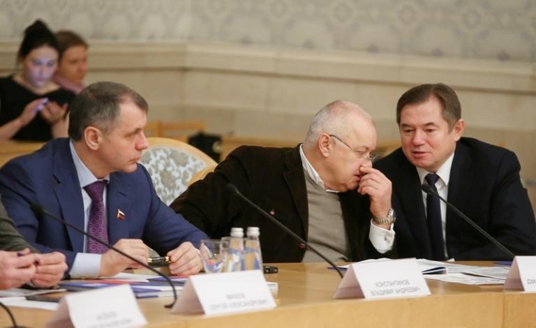 На фото: председатель Госсовета Крыма Владимир Константинов, генеральный директор МИА "Россия сегодня" Дмитрий Киселев и советник президента России Сергей Глазьев (слева направо) во время "Круглого стола", посвященного первой годовщине воссоединения Крыма с Россией, в "Президент-отеле", 2015 год.