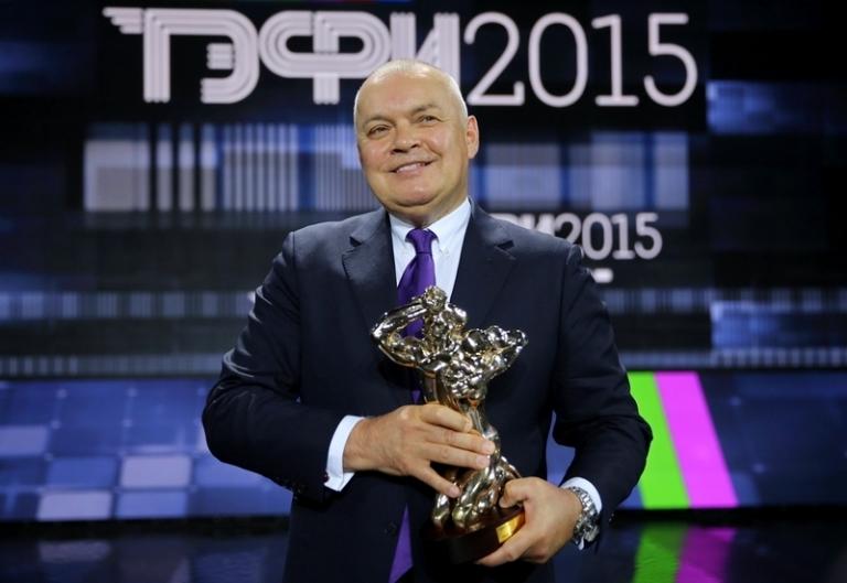 На фото: генеральный директор МИА "Россия сегодня" Дмитрий Киселев, ставший лауреатом премии "ТЭФИ-2014" в категории "Вечерний прайм", после церемонии награждения в телецентре "Останкино", 2015 год.