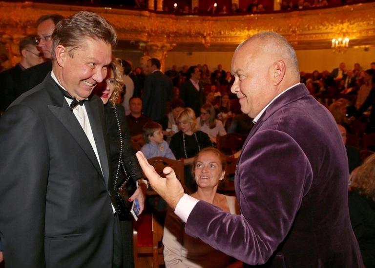 На фото: председатель правления ПАО "Газпром" Алексей Миллер (слева) и генеральный директор МИА "Россия сегодня" Дмитрий Киселев (справа) с супругой Марией перед началом оперы Джузеппе Верди "Симон Бокканегра", представленной труппой миланского театра Ла Скала в рамках фестиваля "Черешневый лес" на Исторической сцене Большого театра, 2016 год.