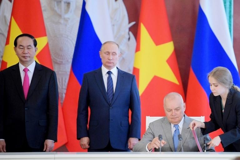 На фото: президент Вьетнама Чан Дай Куанг, президент России Владимир Путин и генеральный директор МИА "Россия сегодня" Дмитрий Киселев (слева направо) во время церемонии подписания документов в Кремле, 2017 год.