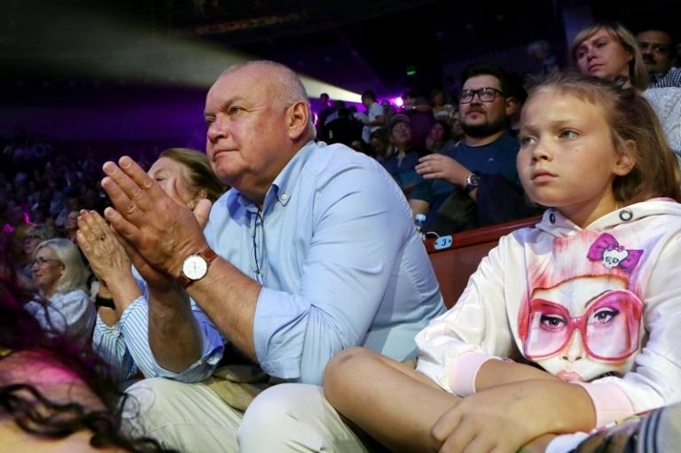 На фото: Дмитрий Киселев и его дочь Варвара на открытии Всемирного фестиваля циркового искусства "Идол" в Большом Московском государственном цирке на проспекте Вернадского в Москве, 2019 год.