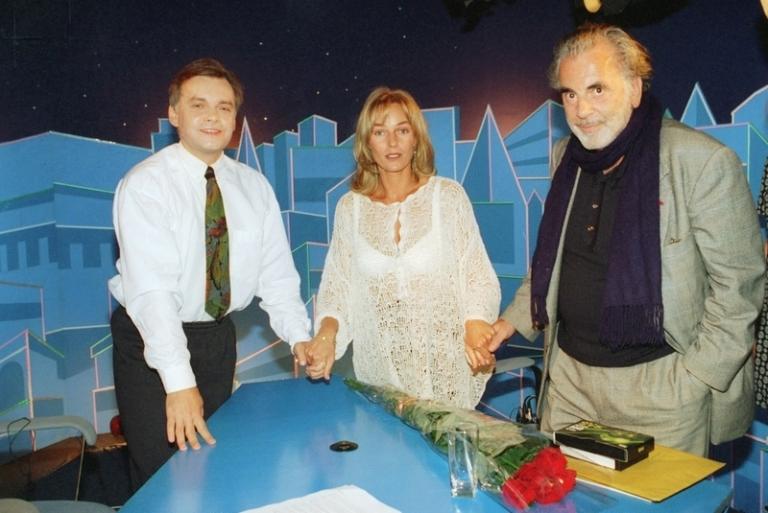 На фото: русская киноактриса Наталья Андрейченко и ее муж, известный актер и режиссер Максимиллиан Шелл (США) гости телепередачи "Час пик" с ведущим Дмитрием Киселевым (слева), 1995 год.