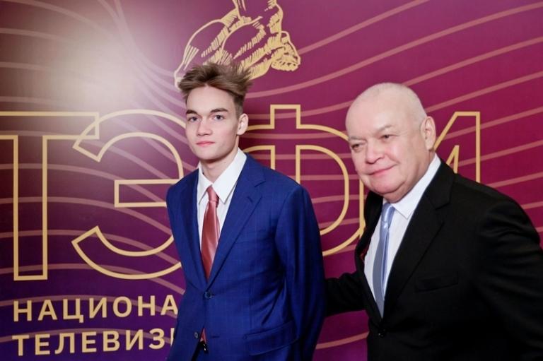 На фото: генеральный директор МИА "Россия сегодня" Дмитрий Киселев и его сын Константин (справа налево) перед церемонией вручения национальной телевизионной премии " ТЭФИ - 2023" в отеле Marriott Imperial Plaza, 2023 год.