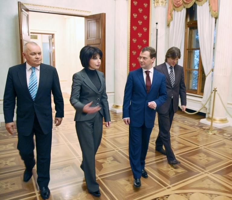 На фото: заместитель генерального директора ВГТРК Дмитрий Киселев, заместитель гендиректора НТВ Татьяна Миткова, президент России Дмитрий Медведев и заместитель гендиректора Первого канала Кирилл Клейменов (слева направо) во время съемок программы &laquo;Итоги года с Дмитрием Медведевым&raquo;, 2008 год.