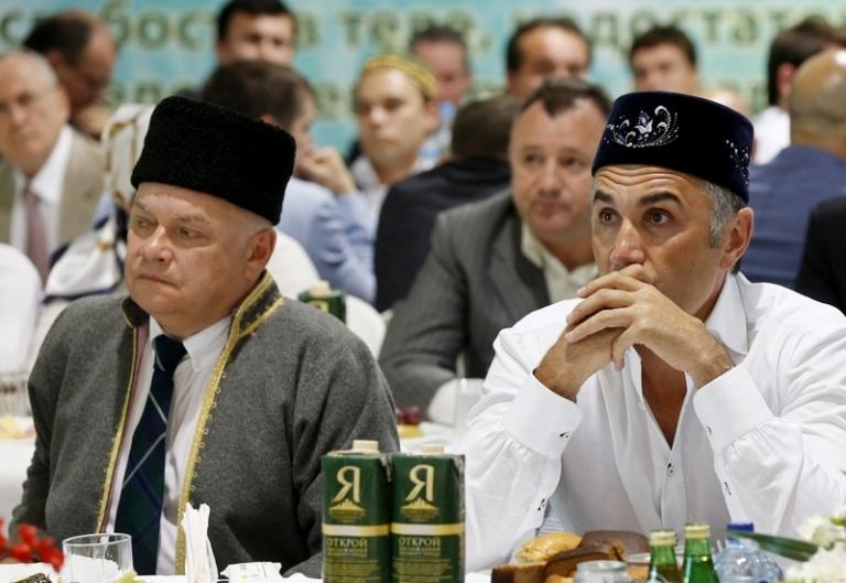 На фото: генеральный директор международного информационного агентства "Россия сегодня" Дмитрий Киселев (слева) во время открытия фестиваля "Шатер Рамадана", который проходит в дни мусульманского поста, на Поклонной горе в Москве, 2014 год.