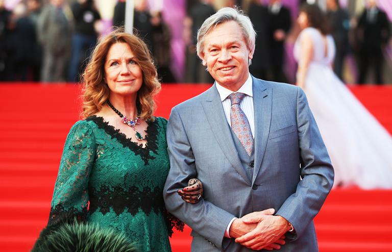 На фото: председатель временной комиссии Совета Федерации РФ по информационной политике и взаимодействию со средствами массовой информации Алексей Пушков и его супруга, актриса, писатель Нина Пушкова перед началом церемонии открытия 40-го Московского международного кинофестиваля у концертного зала "Россия", 2018 год