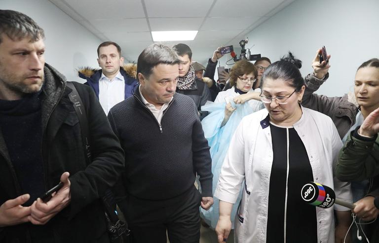 На фото: губернатор Московской области Андрей Воробьев (в центре) в Волоколамской центральной районной больнице, куда поступили пострадавшие дети с жалобами на самочувствие из-за залпового выброса свалочного газа с полигона "Ядрово", 2018 год