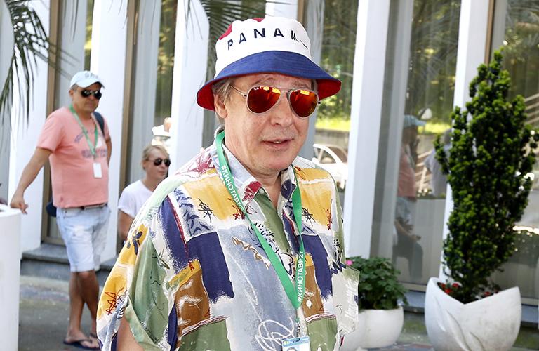 На фото: актер Михаил Ефремов во время заезда участников и гостей XXVII Открытого фестиваля российского кино "Кинотавр" у гостиницы "Жемчужина", 2017