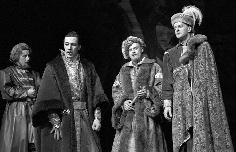 На фото: сцена из спектакля "Борис Годунов" Московского художественного академического театра имени Чехова (МХАТа) в постановке Олега Ефремова. В роли Самозванца - артист Михаил Олегович Ефремов (второй слева), 1994