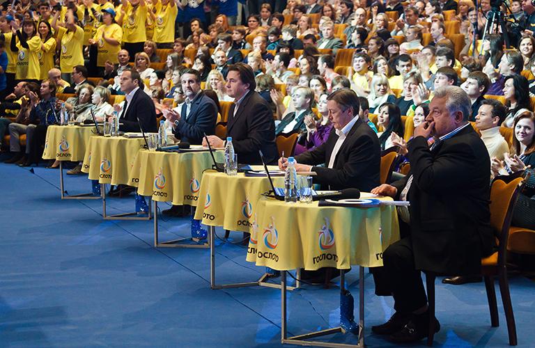 На фото: Михаил Ефремов во время Первого полуфинала Высшей лиги КВН, 2011