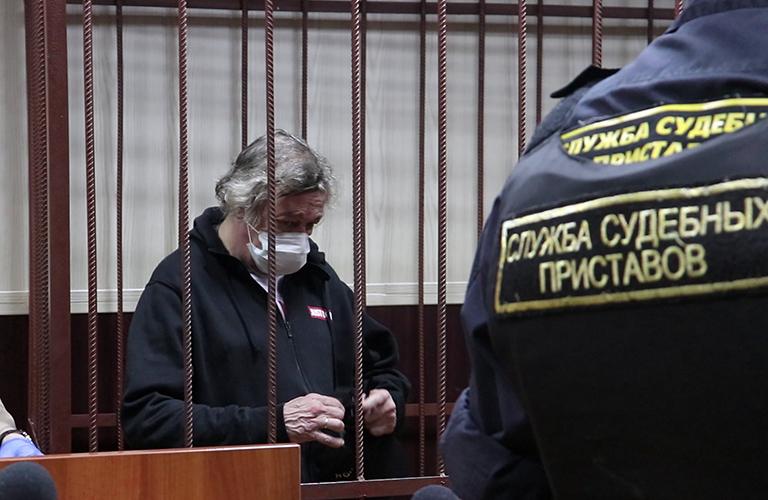 ихаил Ефремов в здании Таганского суда во время избрания меры пресечения по делу о ДТП со смертельным исходом, 2020