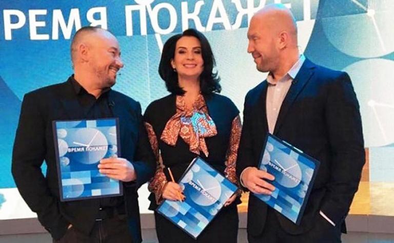 На фото: Артем Шейнин с Анатолием Кузичевым и Екатериной Стриженовой в политическом шоу &laquo;Время покажет&raquo;