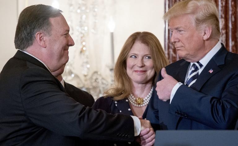 На фото: бывший глава ЦРУ Майк Помпео (слева) во время церемонии принятия присяги в качестве госсекретаря США. Справа - президент США Дональд Трамп