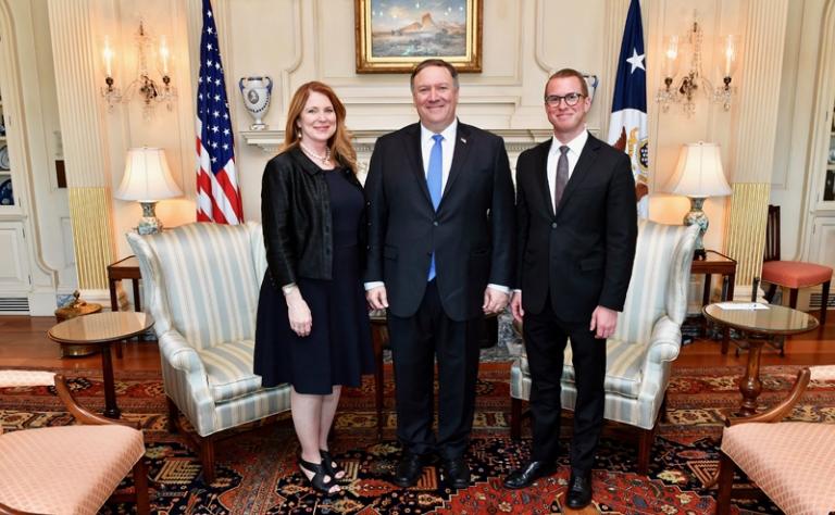 На фото: Майк Помпео с женой Сьюзен Помпео и сыном Николасом