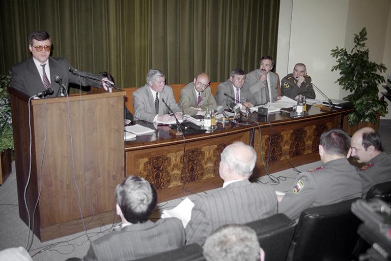 Парламентские слушания "О состоянии борьбы с преступностью и об укреплении правопорядка в Российской Федерации в современных условиях". На фото: первый заместитель генерального прокурора Юрий Чайка во время выступления в Совете Федерации. 1997 год