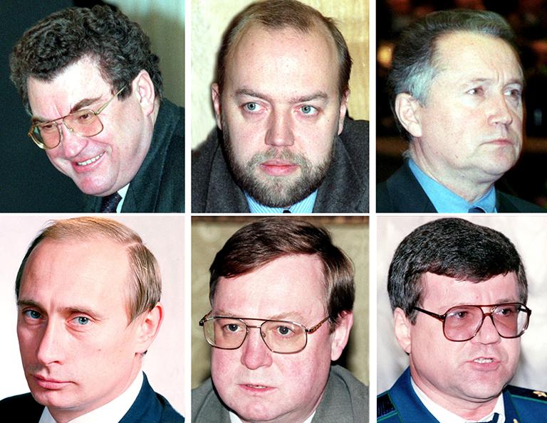 На фото: президент РФ Борис Ельцин своим указом постановил образовать временную межведомственную комиссию Совета Безопасности РФ по проверке информации о совершении генеральным прокурором РФ Юрием Скуратовым проступков, порочащих честь и достоинство прокурорского работника. В состав комиссии вошли (на снимке в верхнем ряду слева направо) руководитель аппарата правительства РФ Ю.Зубаков, министр юстиции П. Крашенинников, заместитель руководителя администрации президента В. Макаров, (в нижнем ряду слева направо) директор Федеральной службы безопасности В.Путин, министр внутренних дел С.Степашин, первый заместитель генпрокурора Ю.Чайка. Возглавил комиссию руководитель администрации президента РФ Н.Бордюжа. 1999 год