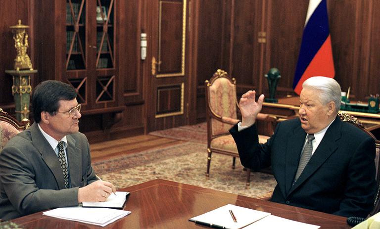 В Кремле состоялась встреча Президента России Бориса Ельцина (на фото справа) с министром юстиции РФ Юрием Чайкой (слева). В начале встречи Борис Ельцин выразил надежду, что "большой юридический опыт Юрия Чайки поможет укрепить министерство". Президент РФ высказал пожелание, чтобы новый министр юстиции "продумал, каким образом усилить работу" возглавляемого им ведомства, в частности, заняться кадровыми вопросами. Борис Ельцин поручил создать совместную рабочую группу Минюста и Центризбиркома, чтобы "обеспечить законность предстоящих парламентских выборов". 1999 год