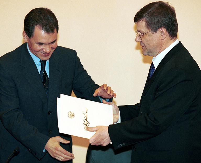 Министерство юстиции зарегистрировало "Единство" в качестве Общероссийского политического общественного движения. На фото: министр юстиции Юрий Чайка (справа) вручает лидеру движения Сергею Шойгу регистрационное свидетельство. 2000 год