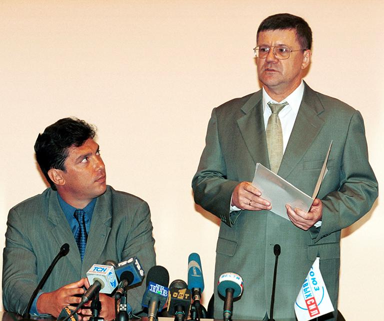 Свидетельство о регистрации общероссийской общественно-политической организации "Союз правых сил" вручил министр юстиции РФ Юрий Чайка /справа/ сопредседателю СПС и лидеру думской фракции Союза Борису Немцову /на фото слева/. 2000 год