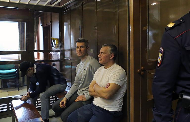 На фото: владелец группы "Сумма" Зиявудин Магомедов (в центре), его брат Магомед Магомедов (слева) и бывший руководитель группы "Сумма" компании "ИНТЕКС" Артур Максидом (справа) во время слушания ходатайства следствия о продлении ареста в здании Мосгорсуда, 2019 год