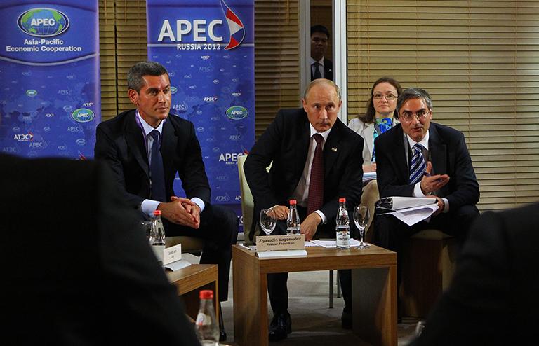 На фото: президент РФ Владимир Путин (в центре) во время встречи с членами Делового совета форума АТЭС. Слева на дальнем плане - председатель совета директоров ООО "Группа "Сумма", председатель Делового консультативного совета форума АТЭС Зиявудин Магомедов