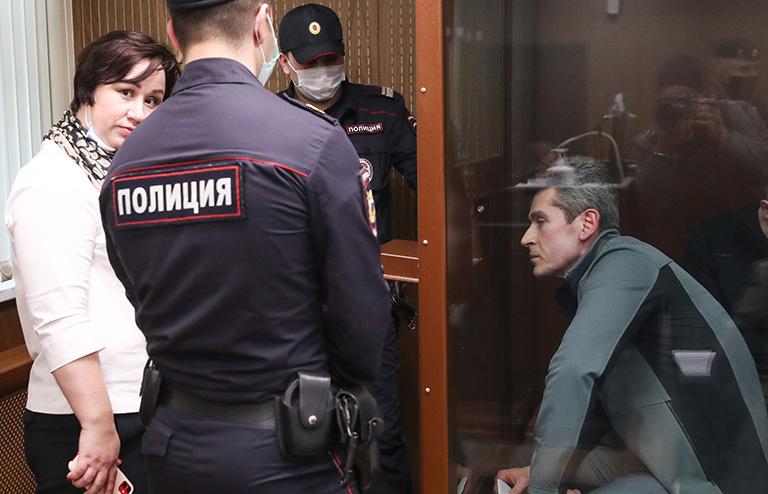 На фото: Ольга Магомедова, сотрудники полиции и совладелец группы компаний "Сумма" Зиявудин Магомедов (слева направо)