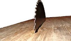 На аттракционе ужасов аниматор едва не отпилил участнику руку циркулярной пилой